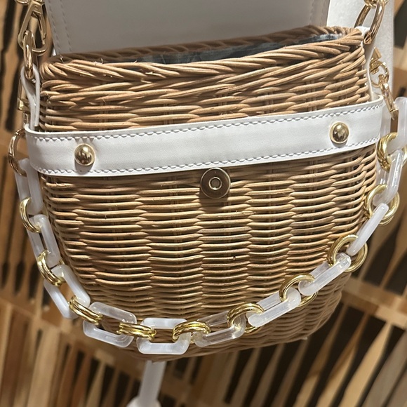 Tommy Bahama White Wicker Crossbody Bag with Gold Chain Accent - Picture 4 of 10
